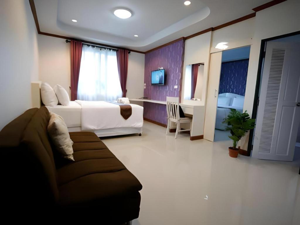 Thada Chateau Hotel Бурирам Экстерьер фото